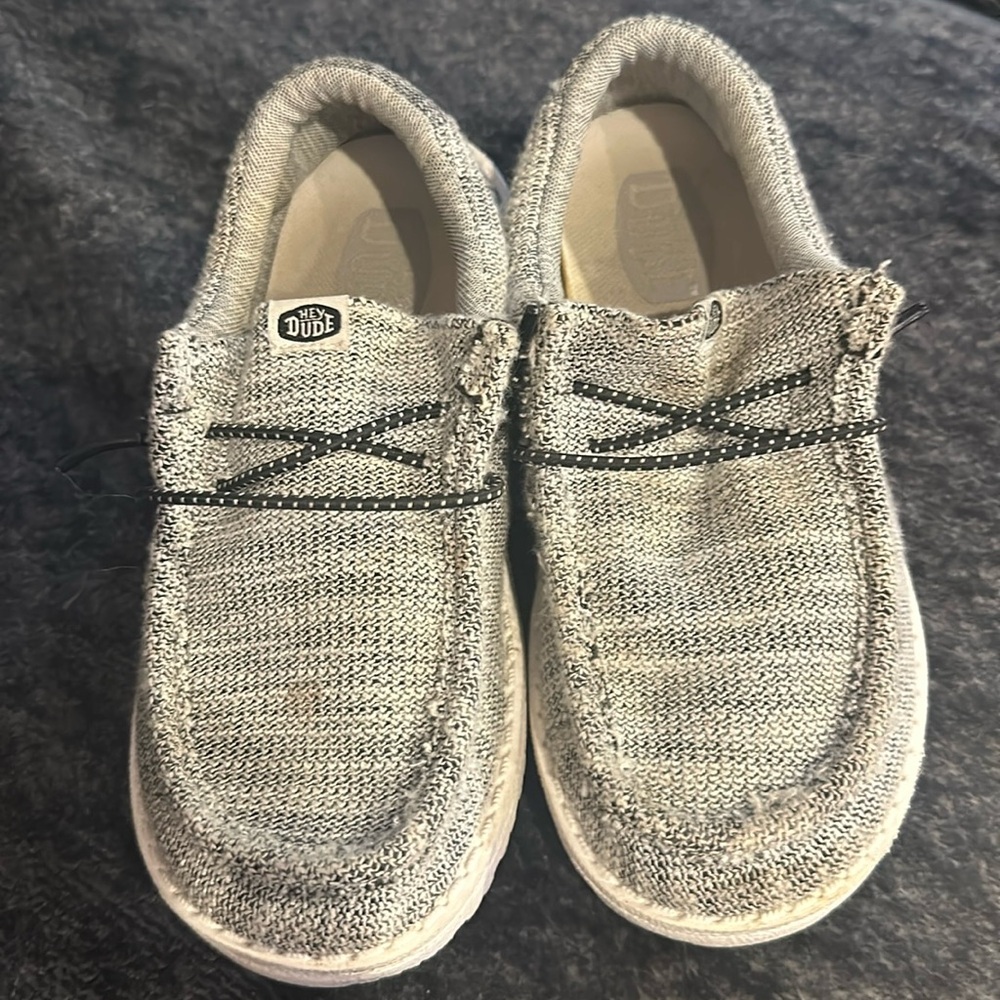 Like new Hey Dude’s kids sz 2